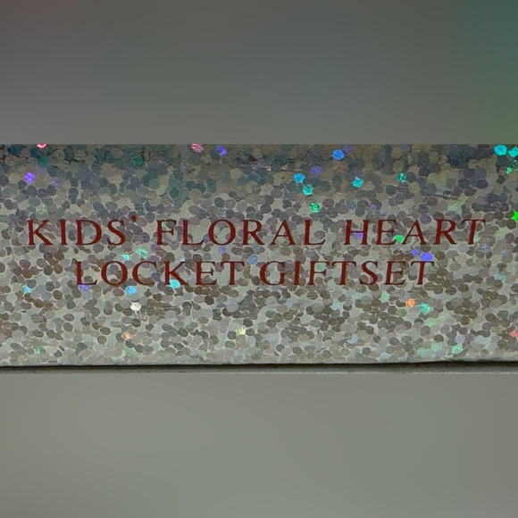 🌸 Vintage Avon NIB Kids’ Gold-Tone Floral Heart Locket & Earrings Set 🌟 - Picture 6 of 7